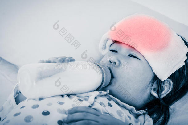 亚洲女孩感冒和流感吸吮奶瓶和放松