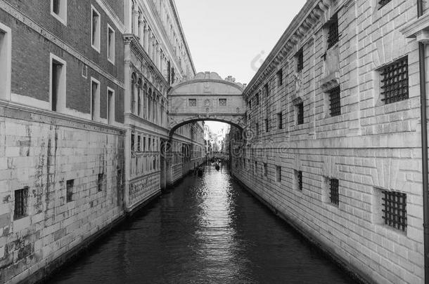 在威尼斯的叹息桥，黑白相间