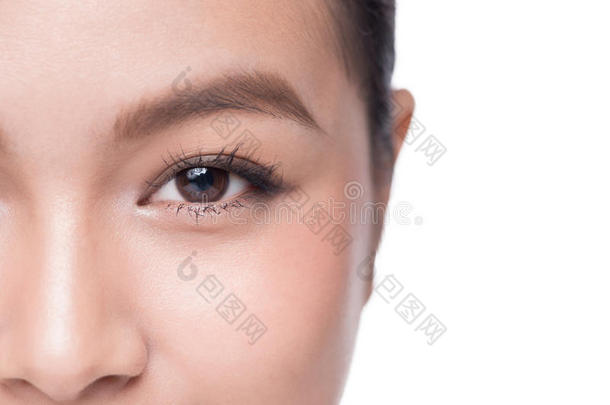 眼睛。 棕色眼睛的美丽亚洲女人的特写构成了阴影