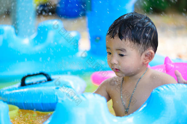 炎热的夏天，亚洲孩子在<strong>充气</strong>婴儿游<strong>泳池</strong>里玩耍