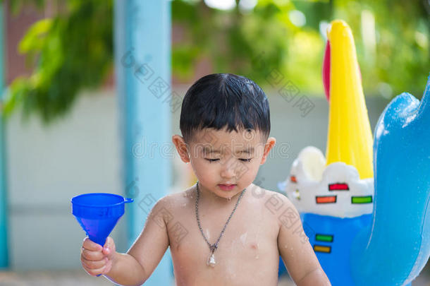 炎热的夏天，亚洲孩子在充气婴儿游<strong>泳池里玩耍</strong>