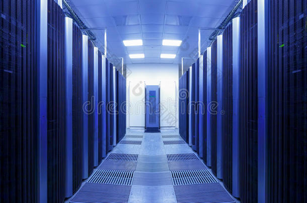 数据中心中一排干净一致的服务器机架。