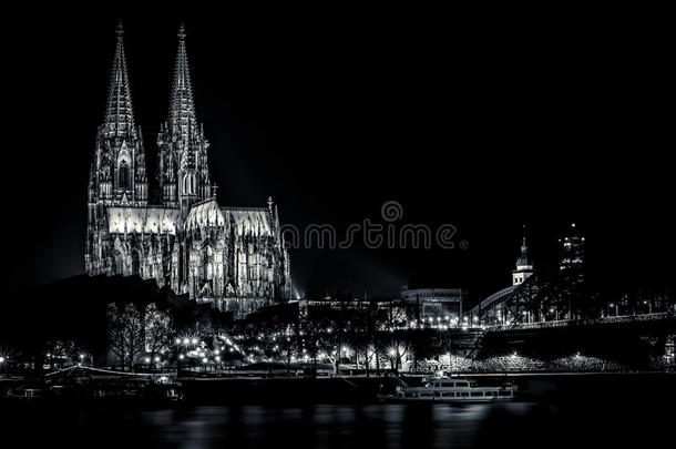 科隆大教堂在莱茵河夜间拍摄