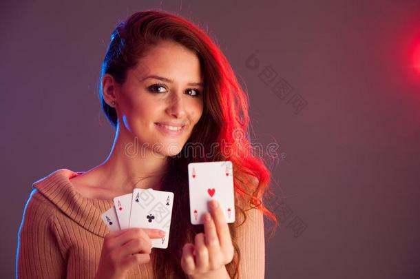 漂亮的黑发女人拿着四个王牌作为<strong>扑克</strong>游戏的标志，g