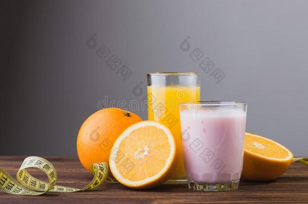 新<strong>鲜橙汁</strong>和水果