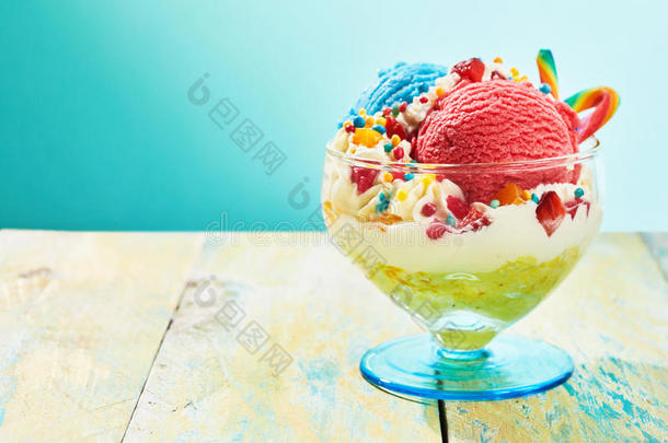 儿童冰淇淋圣代加糖在玻璃杯里