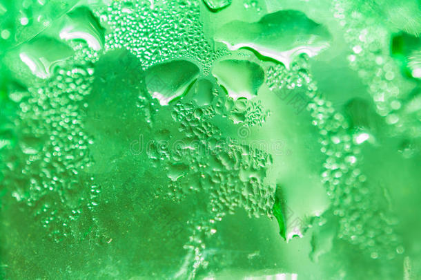 抽象<strong>背景</strong>由<strong>冰块</strong>制成的塑料绿色瓶子特写