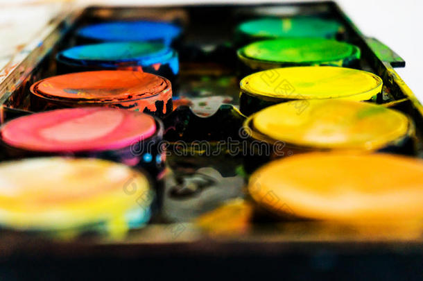 关闭，中学的水彩画。 格朗格·阿克瓦雷尔飞溅油漆背景，黄色，红色，橙色，绿色，图表，bl