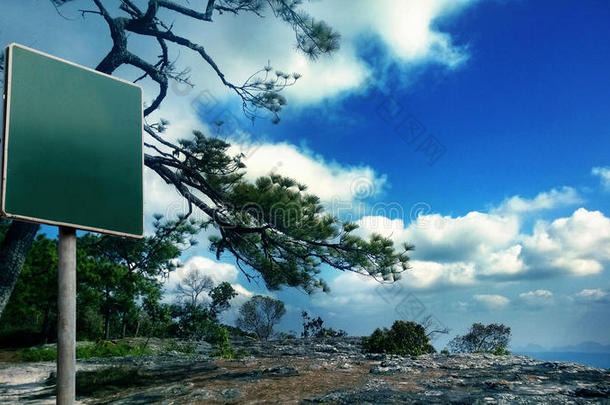 普克拉东山悬崖上的空白绿色标志