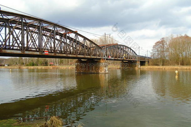 在欧洲中部的深林<strong>中建</strong>造横跨河流的铁桥