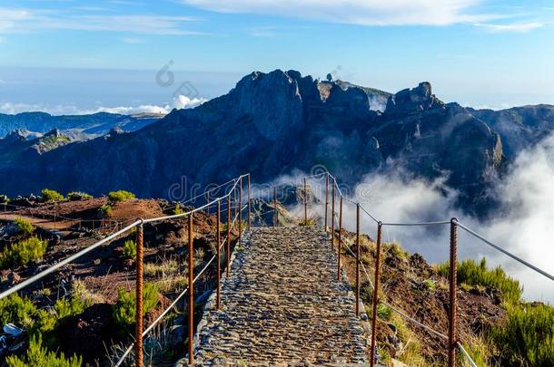 葡萄牙马德拉皮科鲁伊沃最高山峰顶部的云和峰