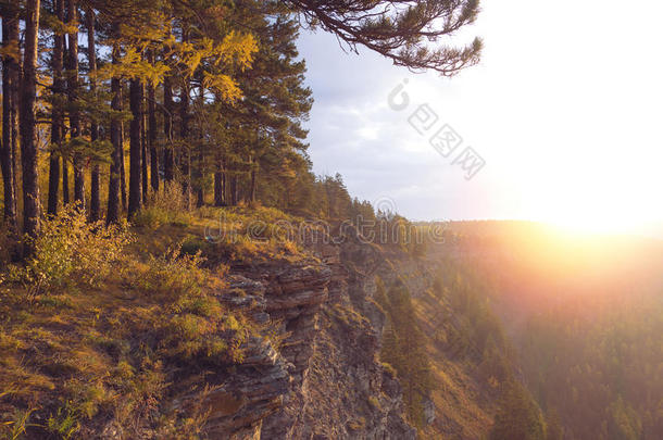 美丽的山景，秋天的日落天空。 山林之巅。 西伯利亚。 俄罗斯。