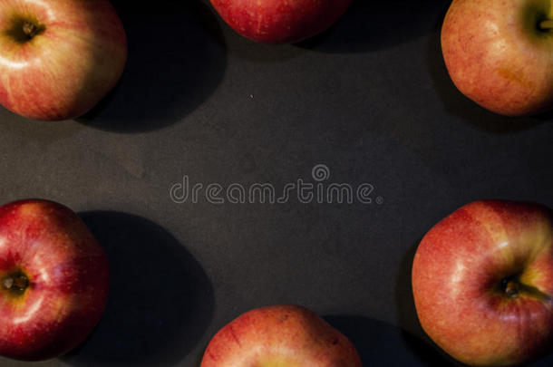 一个漂亮的红色多汁的苹果。 在黑色背景上。 照片里有一个苹果。 明亮的照片。 黑色