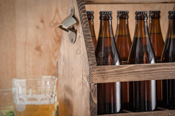 从木箱里加工啤酒。