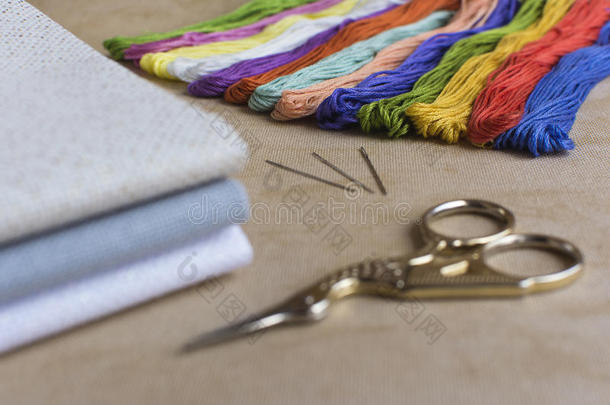 刺绣用十字绣：帆布、针、线和剪刀
