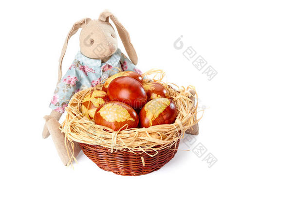 复活节兔子和篮子用白色装饰鸡蛋