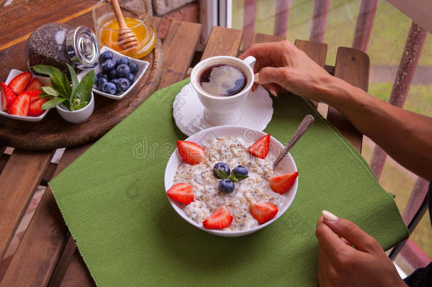 健身妇女吃一顿健康的早餐。