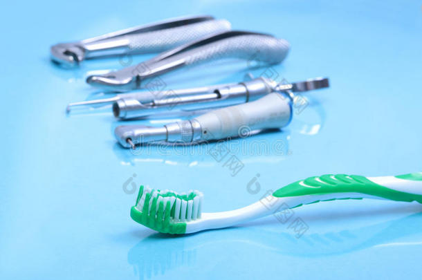 牙科护理牙刷与牙科工具在镜子背景。