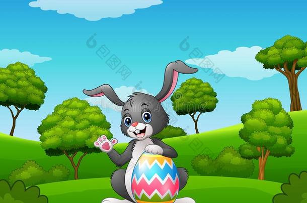 卡通兔子挥舞着手，拿着复活节彩蛋在公园里