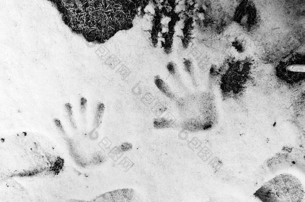 双手掌印在雪中黑白摄影