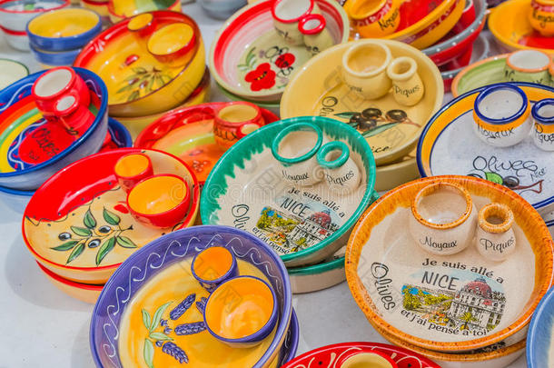 陶瓷纪念品陶器菜肴在古尔斯萨雷亚著名市场在尼斯法国