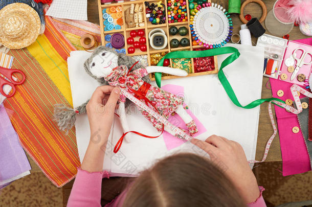 女孩缝制娃娃衣服，顶部视图，缝纫配件顶部视图，裁缝工作场所，许多对象的针线活，手工和手工