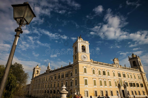 彩色，意大利-2016年11月06日-彩色皇宫，帕尔马，埃米莉亚罗马尼亚，意大利