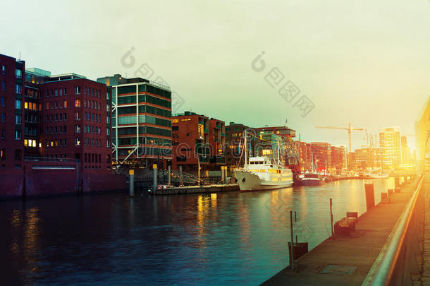 美丽的日落图片在港口城市与水，船舶和