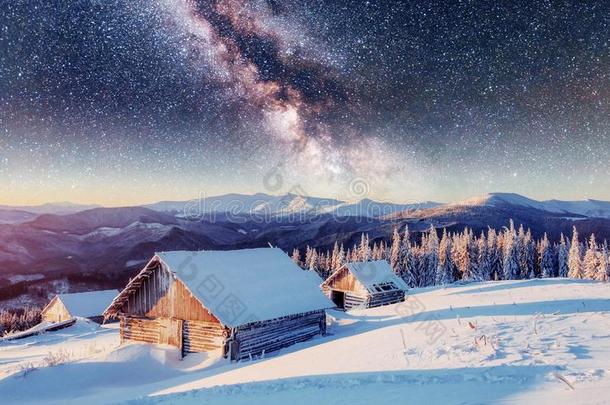 夜晚在星空下的山上。 霜天的魔法事件。 为了迎接假期