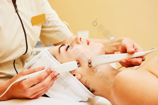 美容。 水疗诊所的美女接受治疗师刺激的电动面部治疗。 的特写