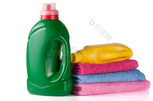 瓶子洗衣洗涤剂和护发素或织物柔软剂与毛巾隔离在白色背景