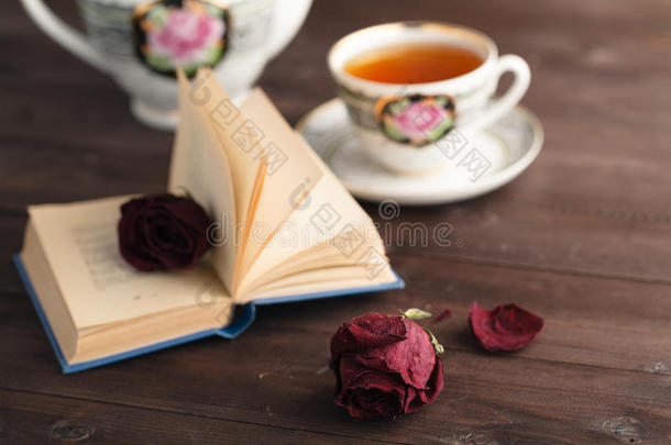 干玫瑰躺在一本书上
