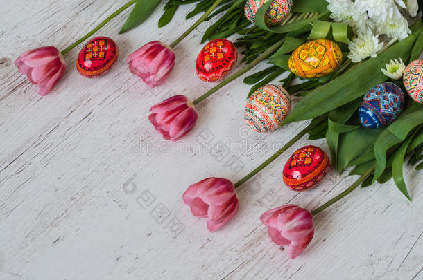 复活节背景与复活节鸡蛋和粉红色郁金香在轻木背景