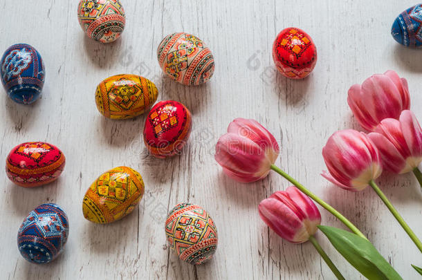 复活节背景与复活节鸡蛋和粉红色郁金香在轻木背景
