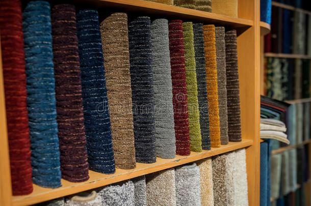 商店里五颜六色的羊毛地毯