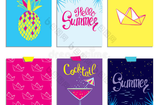 一套时尚的夏季卡片。 菠萝，鸡尾酒，纸船和棕榈枝在矢量。 夏季铭文。 刻字。