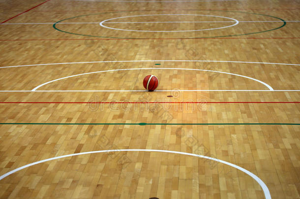篮球场上的篮球有一个木制的球拍和游戏