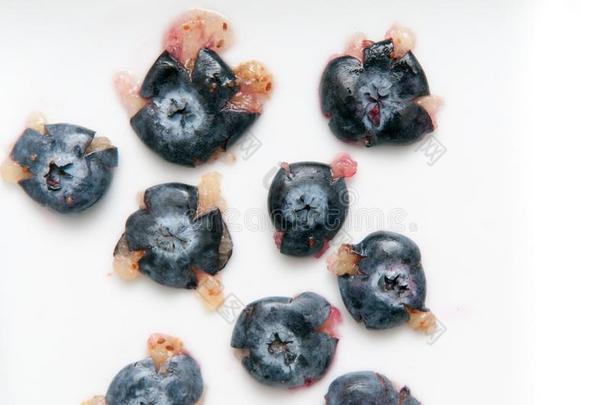 新鲜<strong>蓝莓</strong>，<strong>蓝莓</strong>在蓝色上分离，富含抗氧化剂