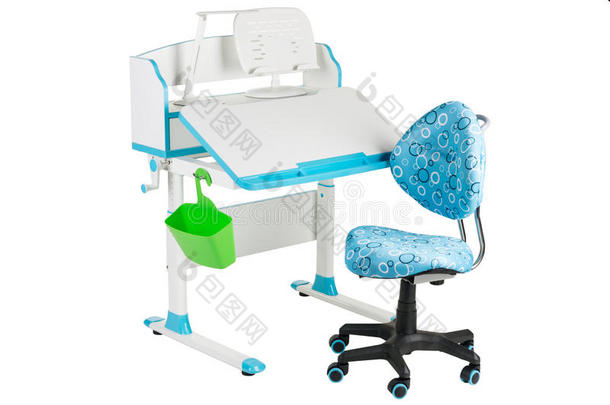 蓝色椅子，蓝色学校桌子，绿色篮子和台灯