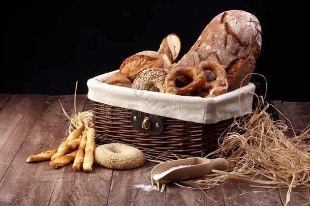 不同种类的面包和面包卷从上面。 厨房或面包店海报设计。