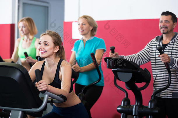 健身房的成年人在集体课堂上锻炼