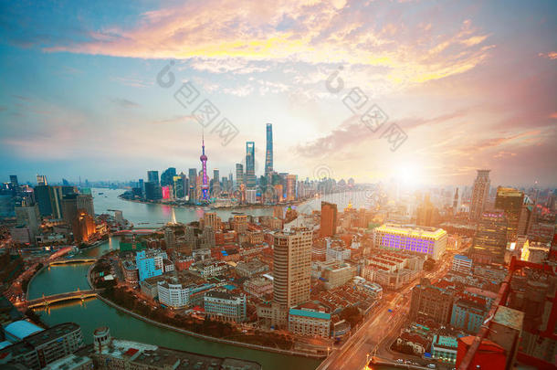 上海外滩日出天际线的航空摄影