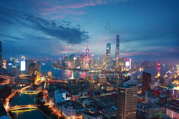 在上海外滩黄昏天际线的空中摄影