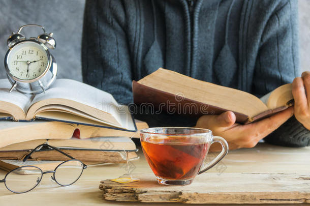 一杯茶，带着一个男人读书，里面有配饰