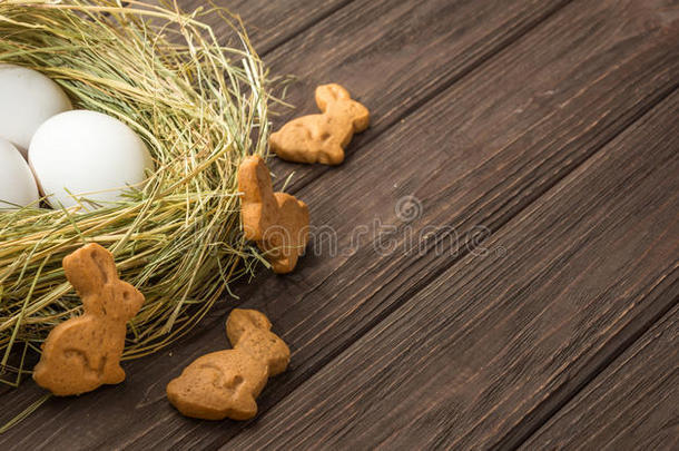 草<strong>窝里</strong>的复活节鸡蛋和饼干