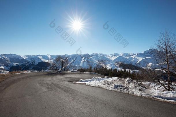 在阳光明媚的日子里，阿尔卑斯山上有曲线的空山路