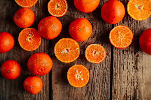 木制桌子上的橘子篮子。 美味美丽的橘子。 柑橘背景。 曼达林橘子特写。 乡下人