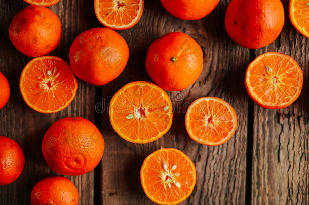 木制桌子上的<strong>橘子</strong>篮子。 美味美丽的<strong>橘子</strong>。 柑橘背景。 曼达林<strong>橘子</strong>特写。 乡下人