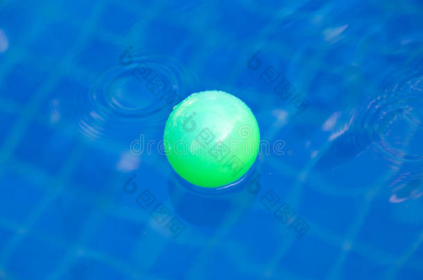 游泳池里的绿色塑料球，游<strong>泳池别墅</strong>房子