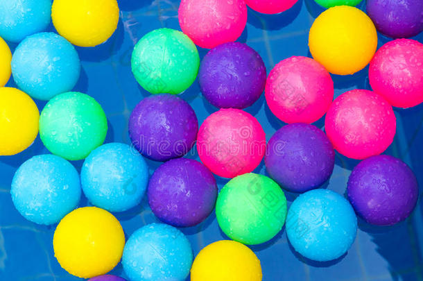 五颜六色的塑料球在游泳池，游<strong>泳池别墅</strong>房子
